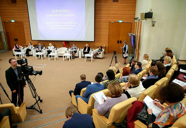 Преподаватели и студенты АНО ВО «ИДК» с первым проректором Института Журко В.И. приняли участие в работе «круглого стола»